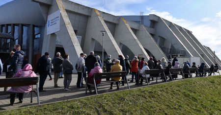 Szczecin. Seniorzy wyczekują na szczepienie w długiej kolejce