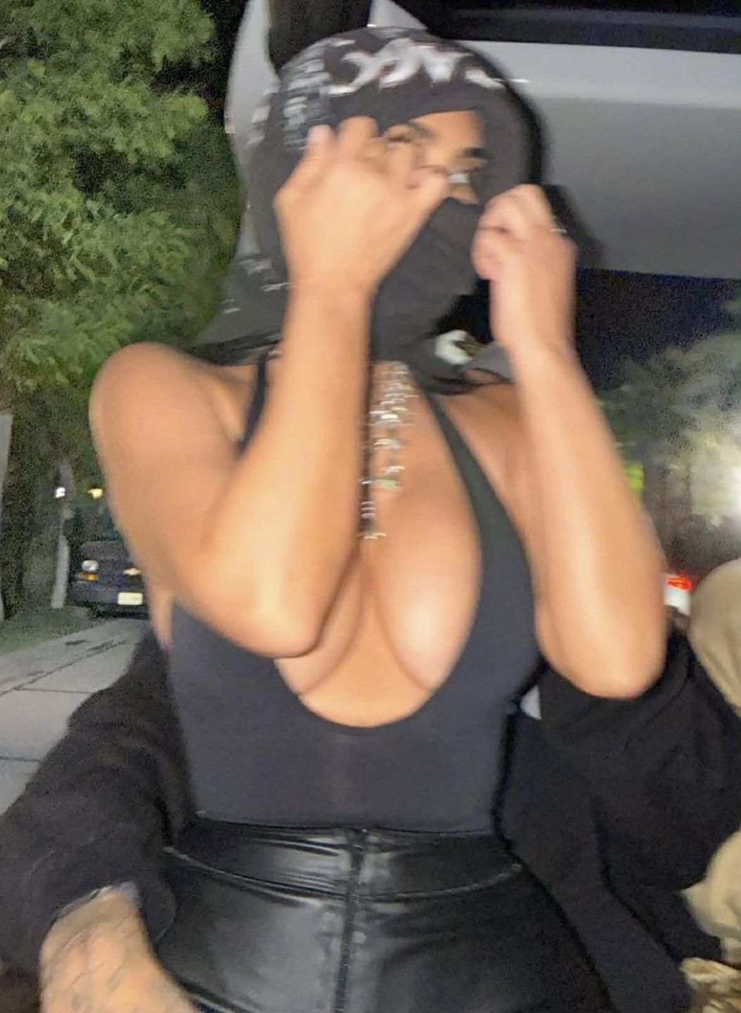 Kim Kardashian relacjonuje, jak bawiła się na Coachelli