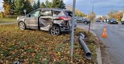 Lublin: Zderzenie na skrzyżowaniu. Jedno auto uderzyło w latarnię