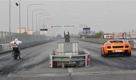Skuter vs. Lamborghini Gallardo?! [wideo]