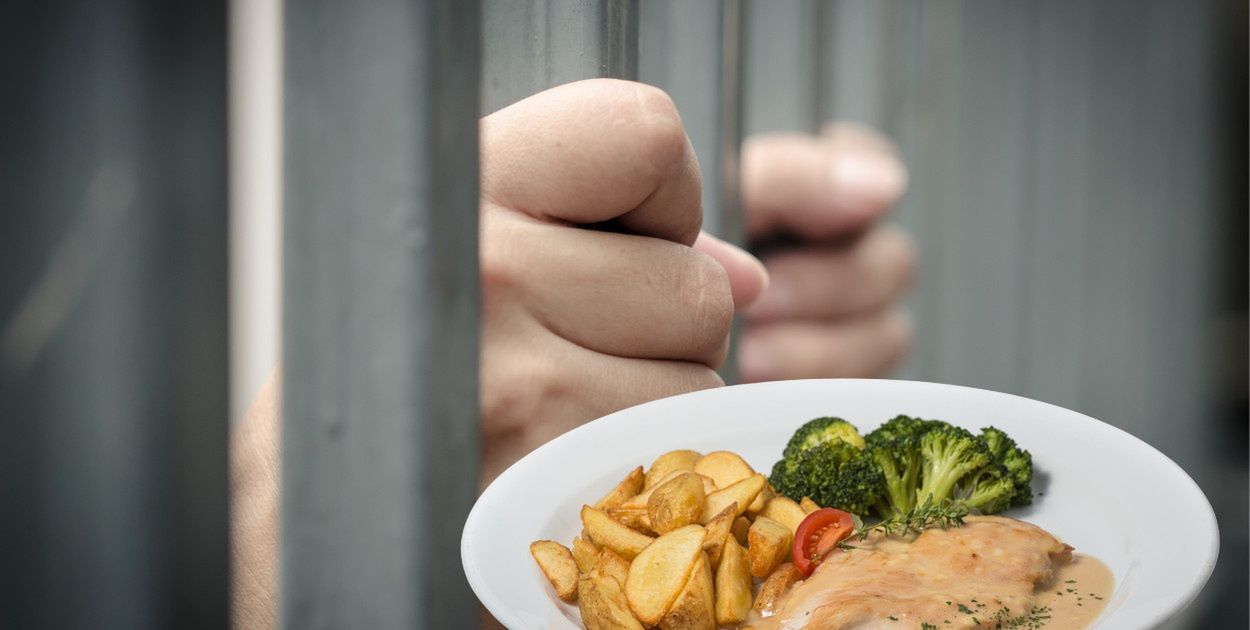 Pułtusk: Co jedzą zatrzymani? Policja ujawnia szczegóły!