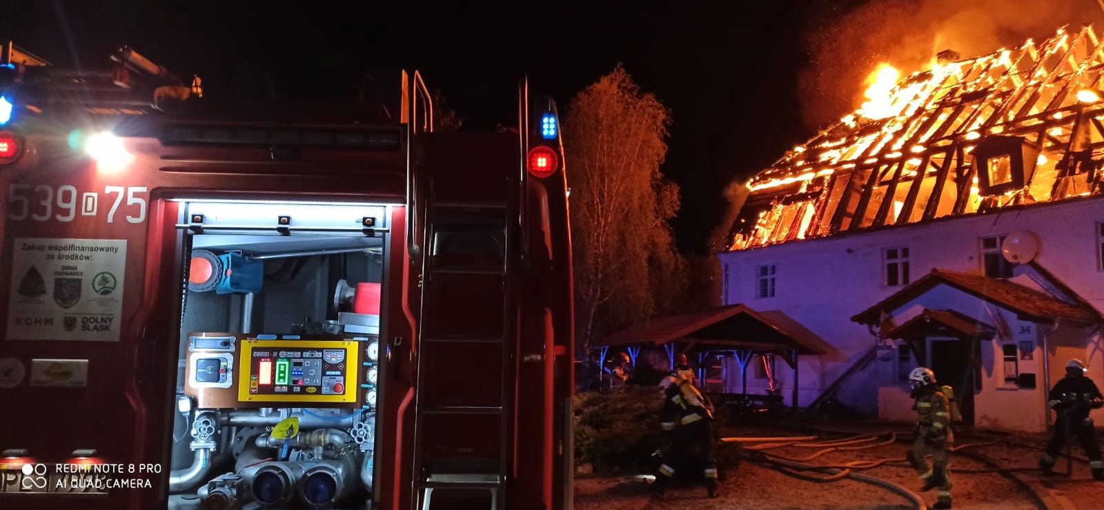Jakubów, 04.05.2021. Gaszenie pożaru, który wybuchł w nocy z 3 na 4 bm. w zabytkowym budynku plebanii w Jakubowie w powiecie polkowickim na Dolnym Śląsku. Ogień całkowicie strawił dach budynku. Proboszcz sam opuścił zabudowanie, trafił do szpitala na obserwację. (aldg) PAP/KP PSP Polkowice 
***Zdjęcie do depeszy PAP pt. Dolnośląskie/ Pożary budynku plebanii w Jakubowie***
HANDOUT EDITORIAL USE ONLY NO SALES