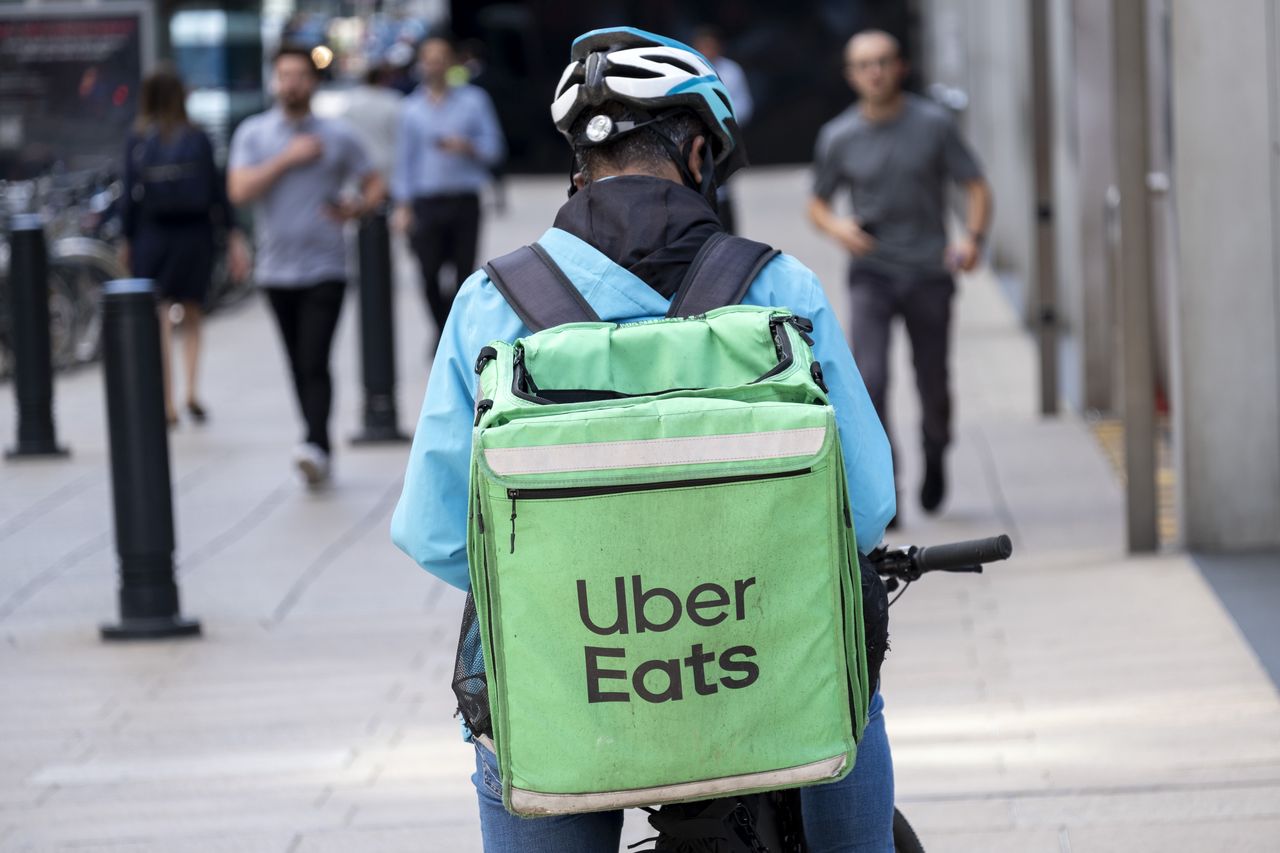 Uber Eats zmienia zasady. Przedsiębiorcy niezadowoleni