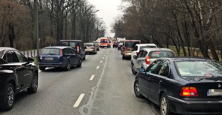 Nowe przepisy dla kierowców - jazda na suwak i korytarz życia. Jak je stosować w praktyce?