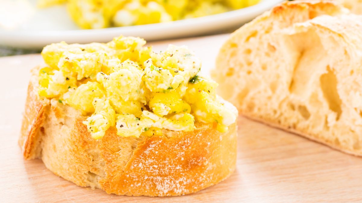 Bagietka z jajecznicą, która smakuje jak wykwintne danie