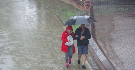 Pogoda. Co robić podczas burzy? Strażak: uważajcie, nagrywając pioruny