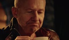 Bogusław Linda jako motocyklista reklamuje kawę Mokate (wideo)