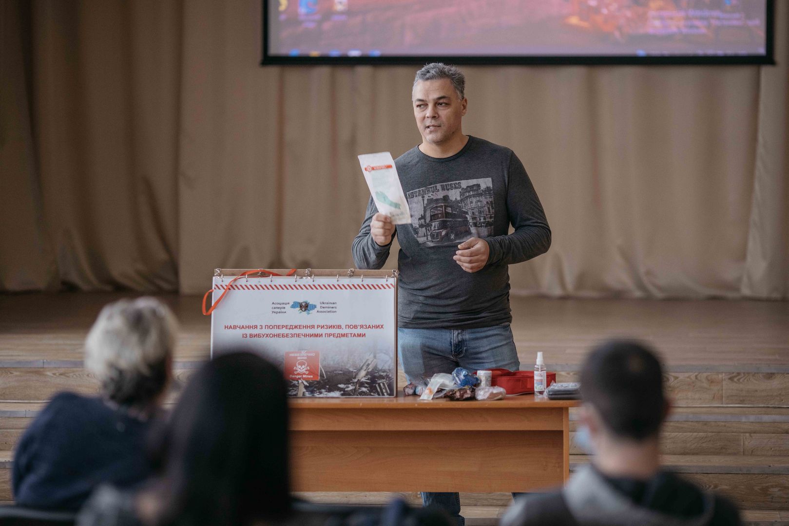 Igor Mołodan, były ukraiński żołnierz, obecnie ekspert ds. bezpieczeństwa, prowadzi w Bachmucie szkolenie nt. min (Fot. Maciej Stanik/Wirtualna Polska)