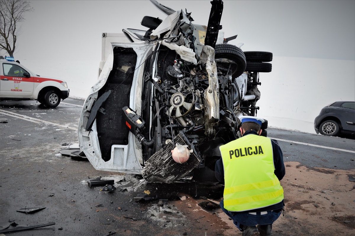 Mercedes zmieniał pas. Na drodze krajowej nr 91 zginęły dwie osoby