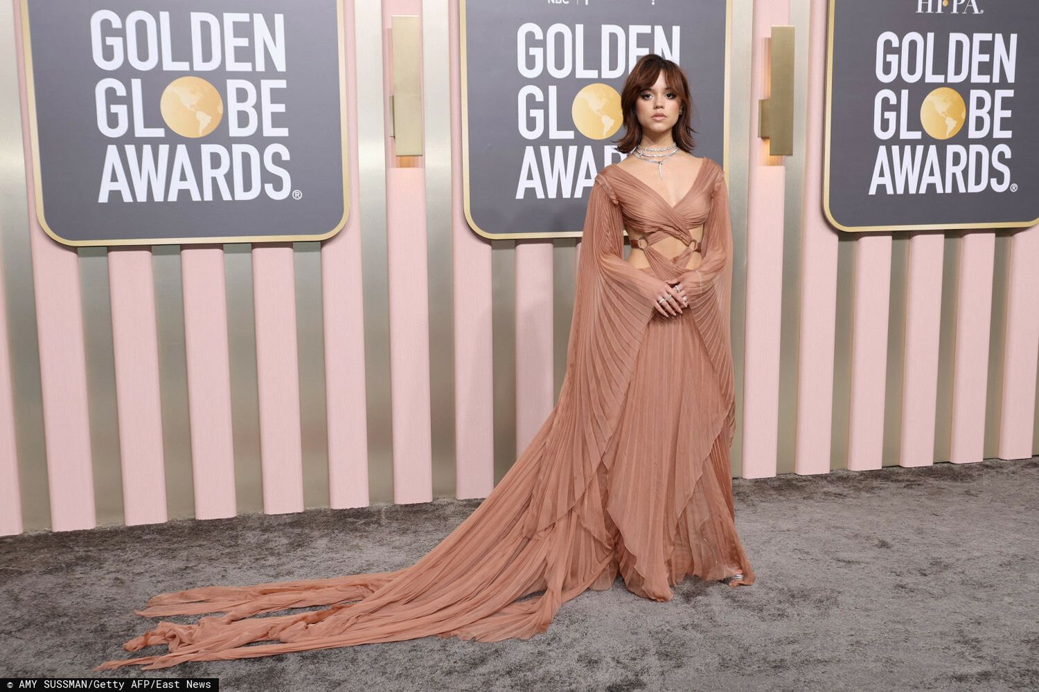 Jenna Ortega – Złote Globy 2023, kreacja: Gucci