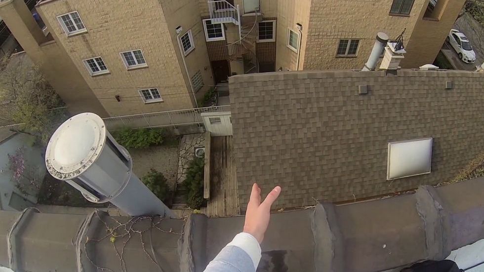 Przestaniecie oddychać z wrażenia. Niesamowity skok z dachu w wykonaniu profesjonalisty 1