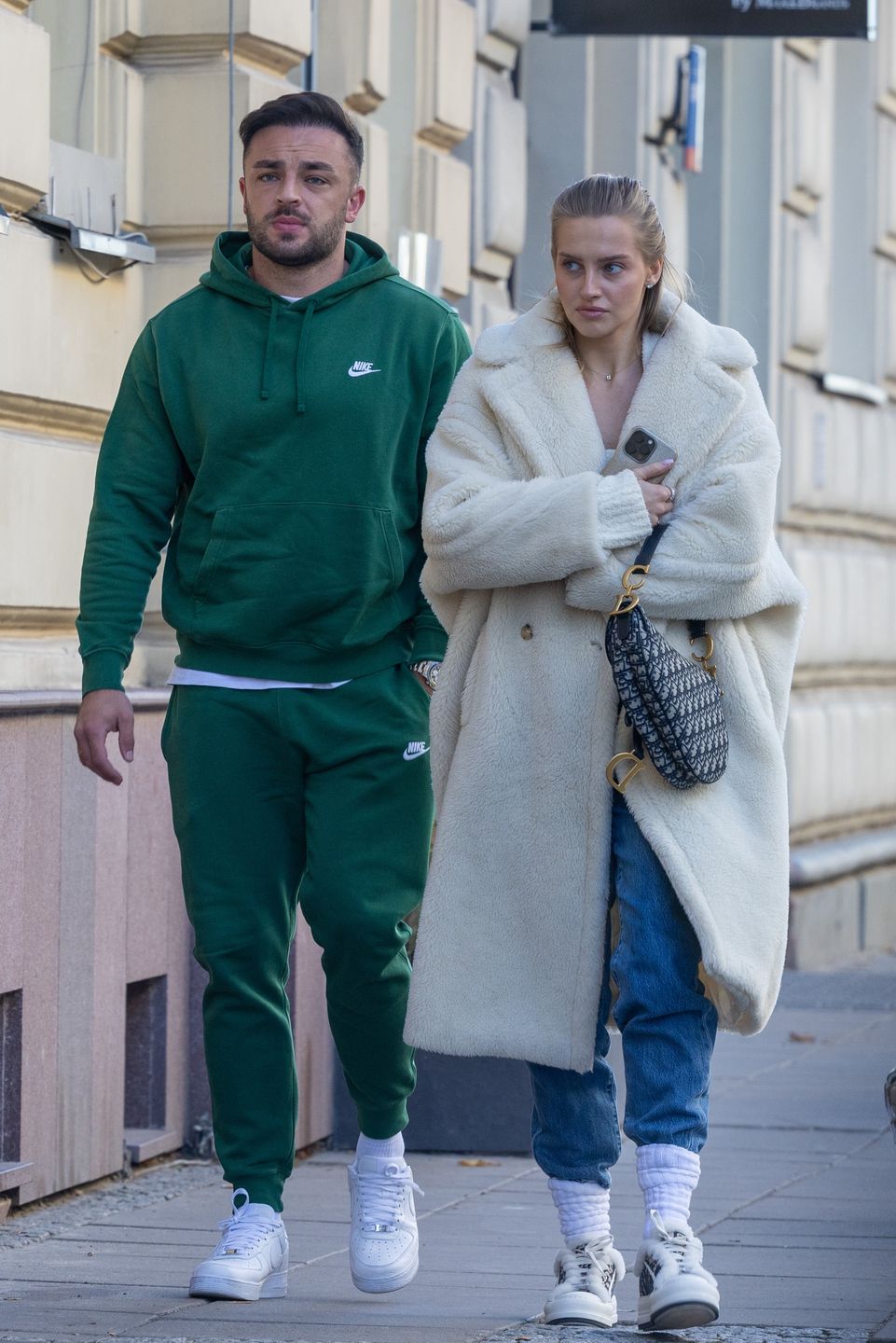 Karolina Pisarek i Roger Salla załatwiają sprawunki na mieście