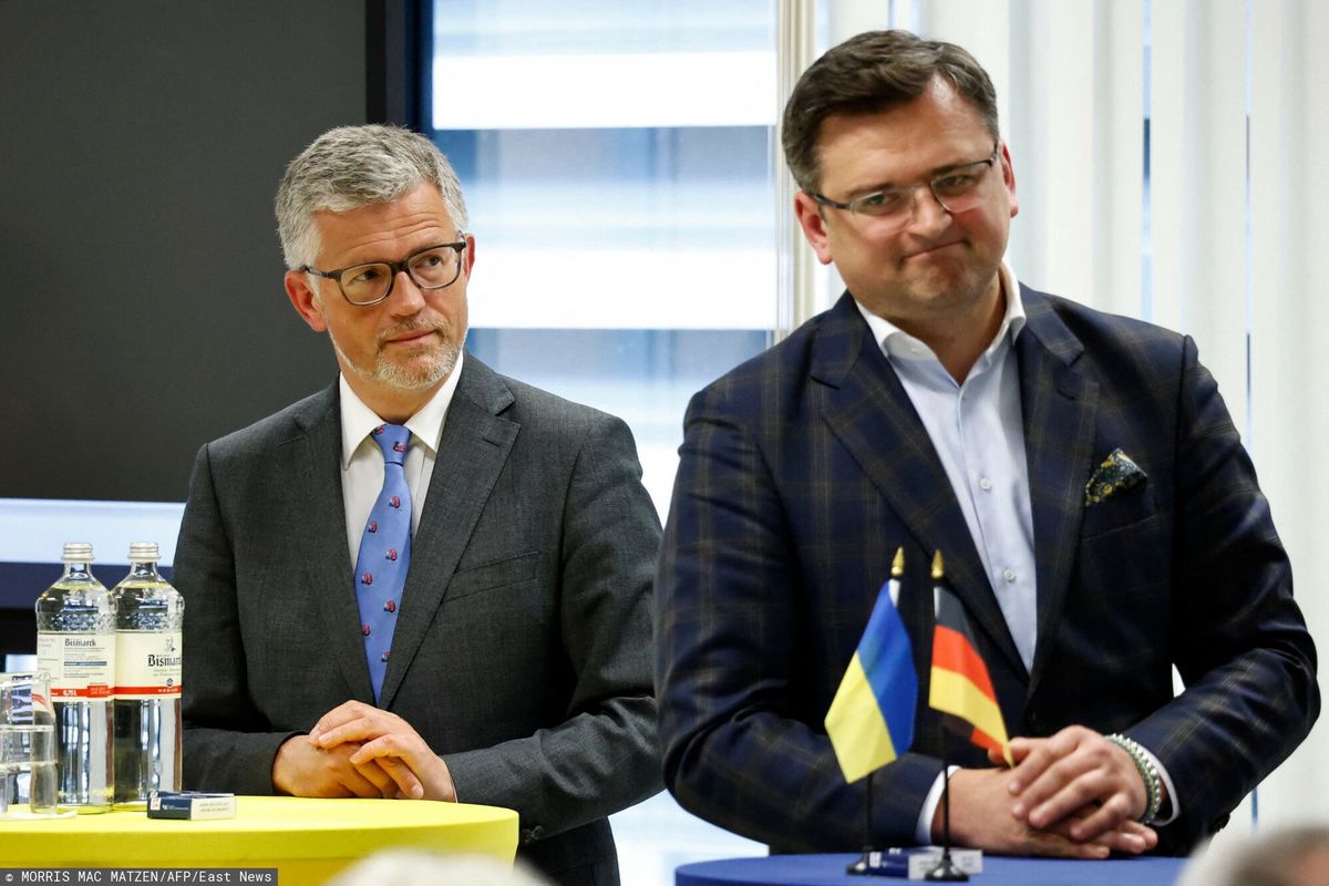 Na zdjęciu ambasador Andrij Melnyk (po lewej) oraz szef ukraińskiego MSZ Dmytro Kuleba (po prawej)