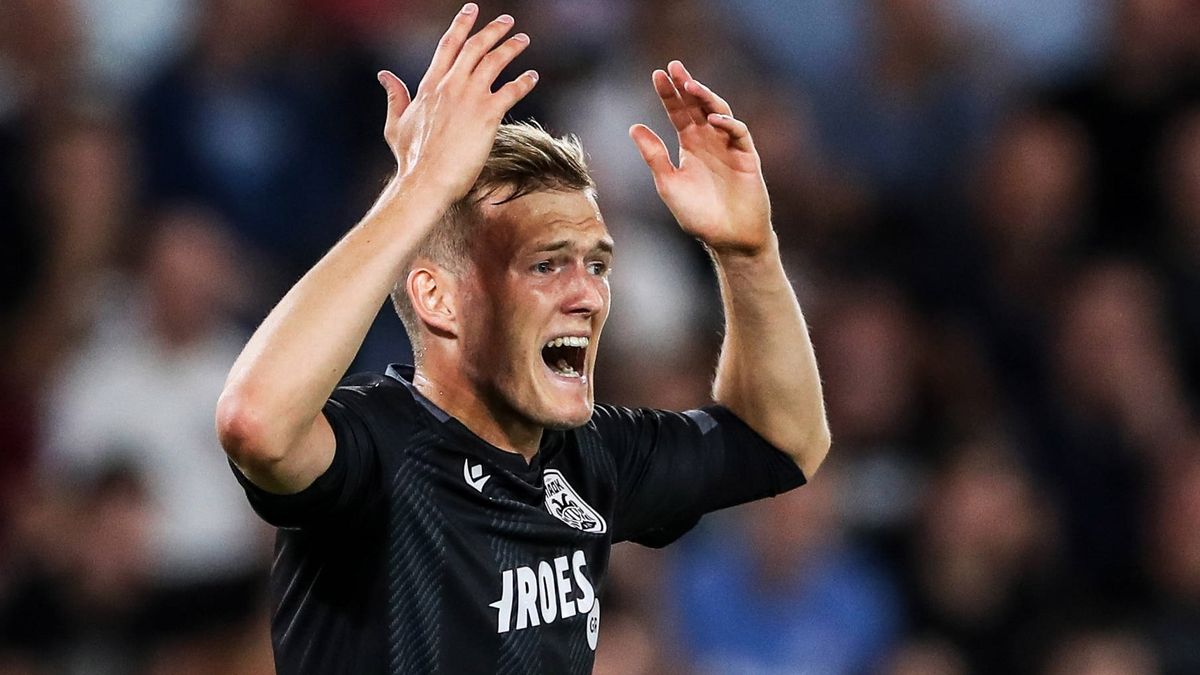 PAP/EPA / MARTIN DIVISEK  / Na zdjęciu: Karol Świderski