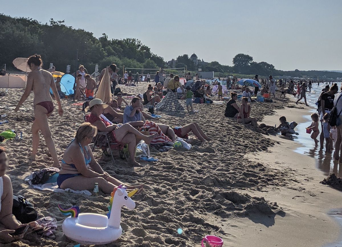 Tłumy na plaży w Gdańsku to standard od początku sezonu