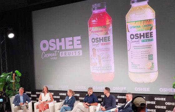 Nowa woda marki Oshee, na butelkach i w reklamach Iga Świątek