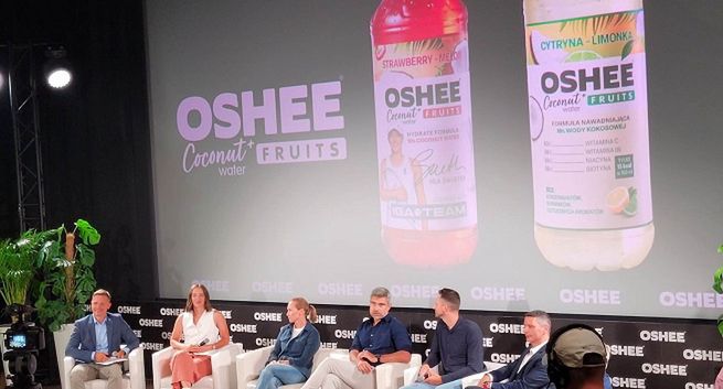 Nowa woda marki Oshee, na butelkach i w reklamach Iga Świątek