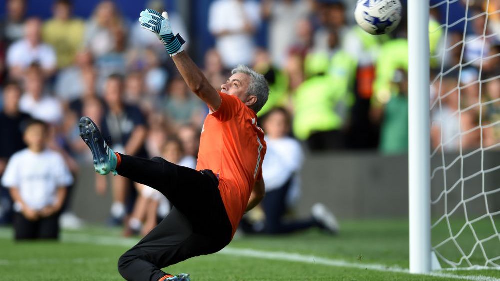 Jose Mourinho w roli bramkarza w meczu charytatywnym