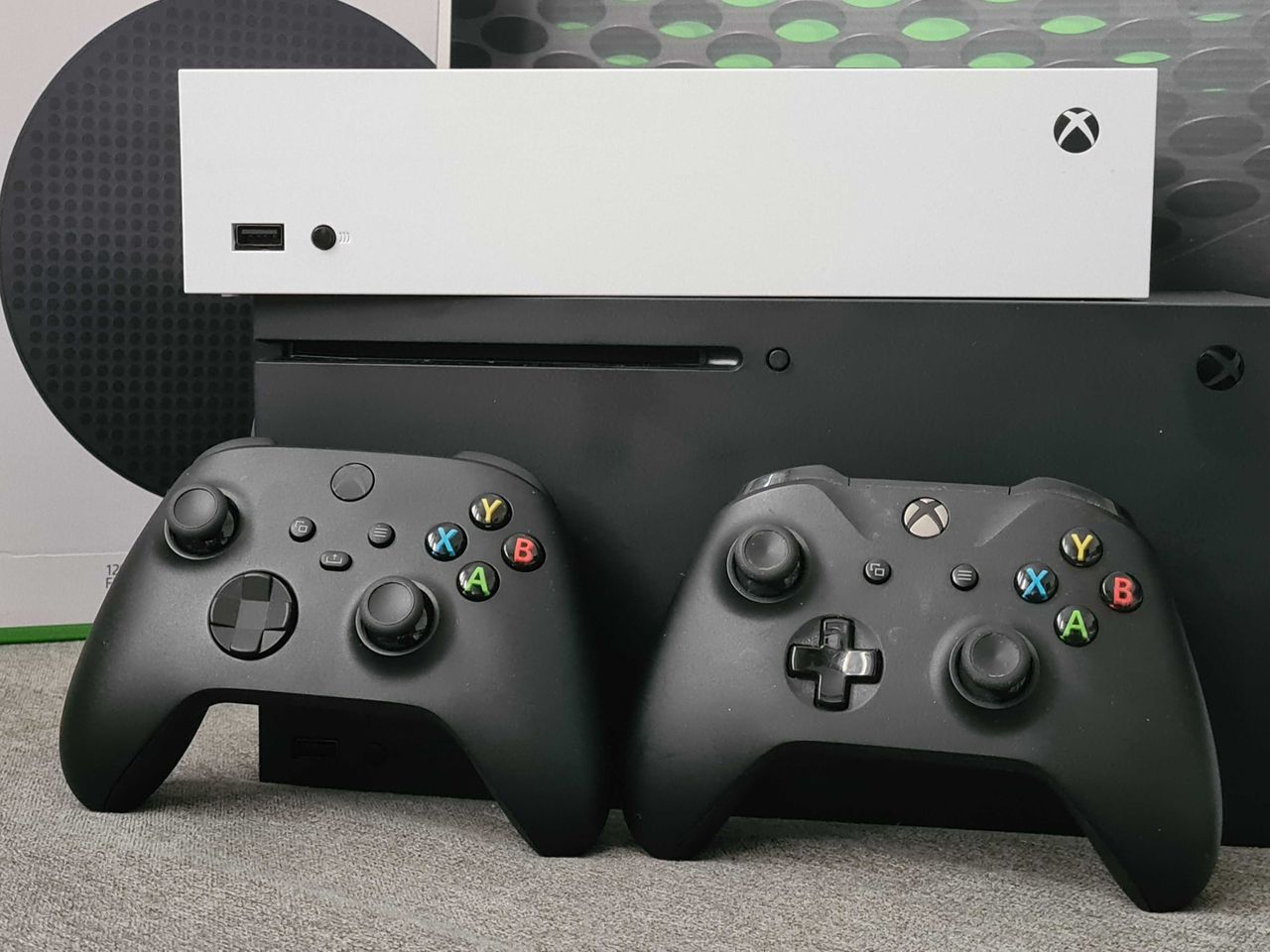 A co z Xbox Series S? Tak wygląda konsola obok większego brata [Galeria]