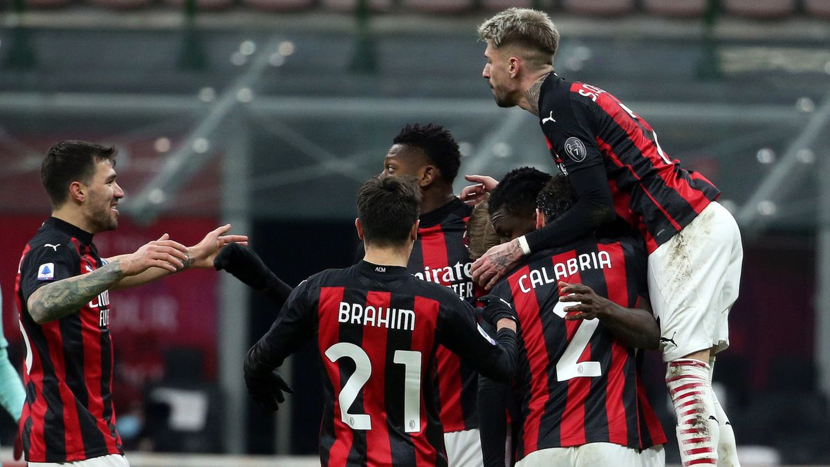 piłkarze AC Milan cieszą się z gola