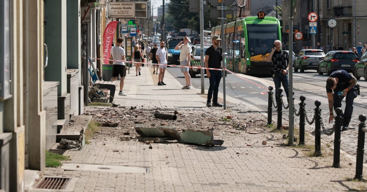 Poznań: Fragment elewacji runął na chodnik na ul. Dąbrowskiego.