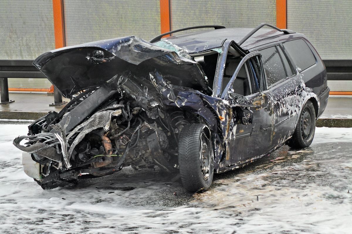 Trasa Siekierkowska zablokowana po wypadku. "Z samochodu wypadła butla z acetylenem"