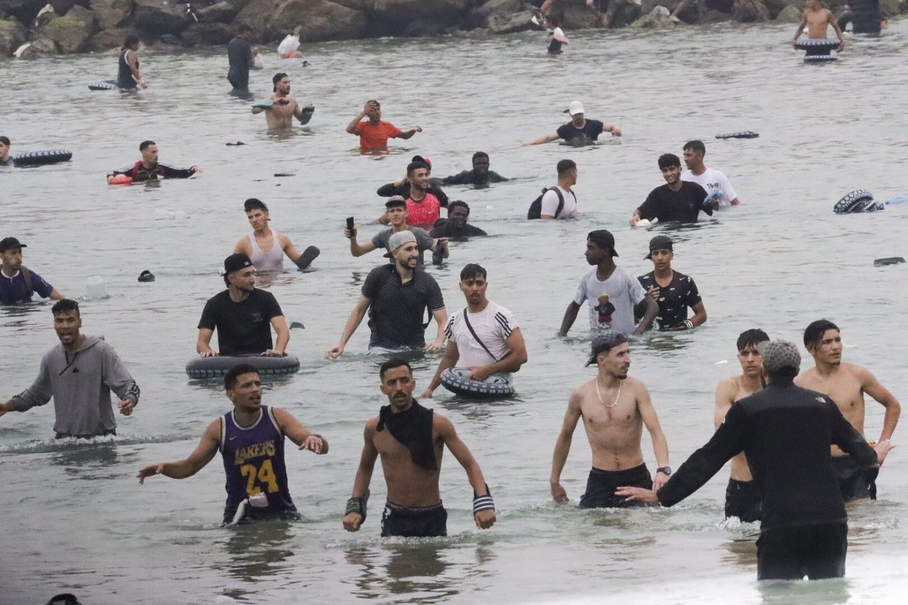 Zwrot akcji w Ceucie. Tysiące migrantów same wracają