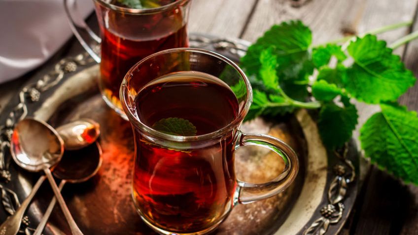 Parzona czarna herbata przygotowana z wody destylowanej