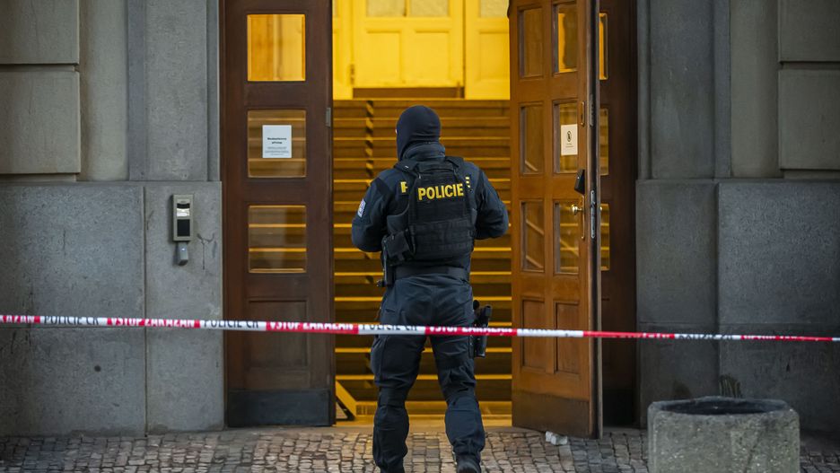 Oficer policji przed budynkiem Uniwersytetu Karola w Pradze