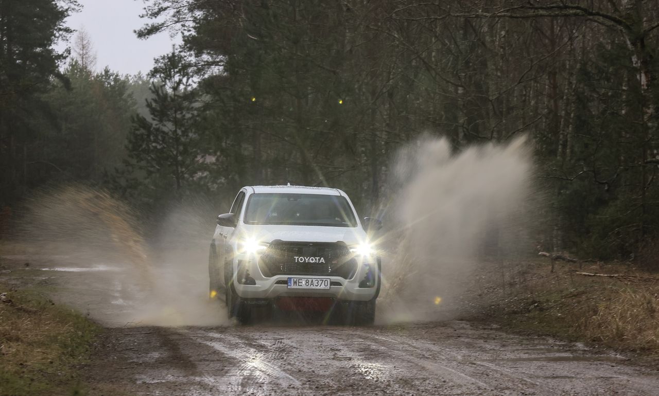 Pierwsza jazda: Toyota Hilux GR Sport na trasie rajdu Baja Poland pokazała pazur