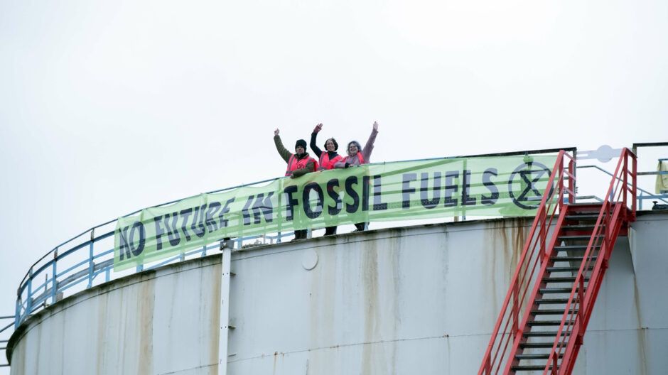XR protesters hang banners on top of a silo at Fawley Oil refinery, Southampton.Photography by DFphotography.co.ukDFPHOTOGRAPHY.CO.UKDanny Fitzpatrick, DFphotography.co.uk, DFphotography, Fitzpatrick, XR, Extinction rebellion, environmental, eco, protest, fawley, oil, silo