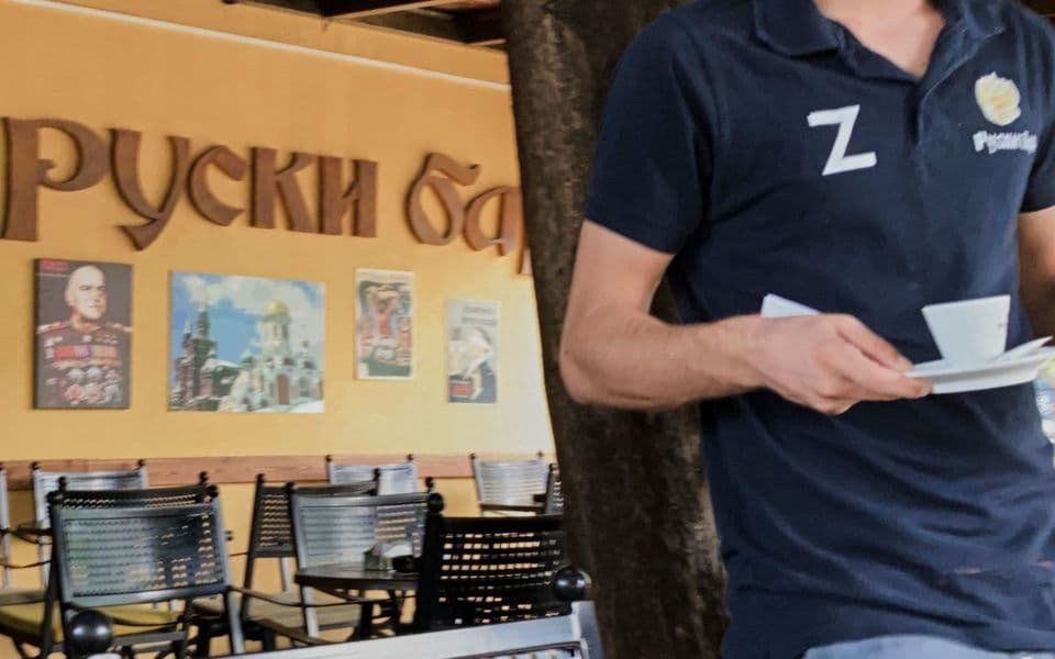 Kelnerzy kawiarni "Ruski Bar", noszą na strojach literę "Z" - symbol rosyjskiej agresji na Ukrainę