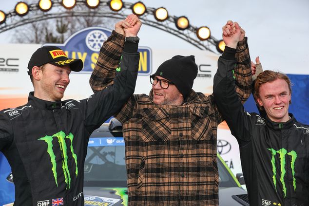 Petter Solberg (w środku) pełni ważną rolę w karierze syna