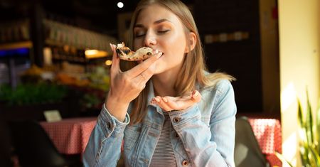 Do pizzy dodawali narkotyki. Policja przyłapała dilerów