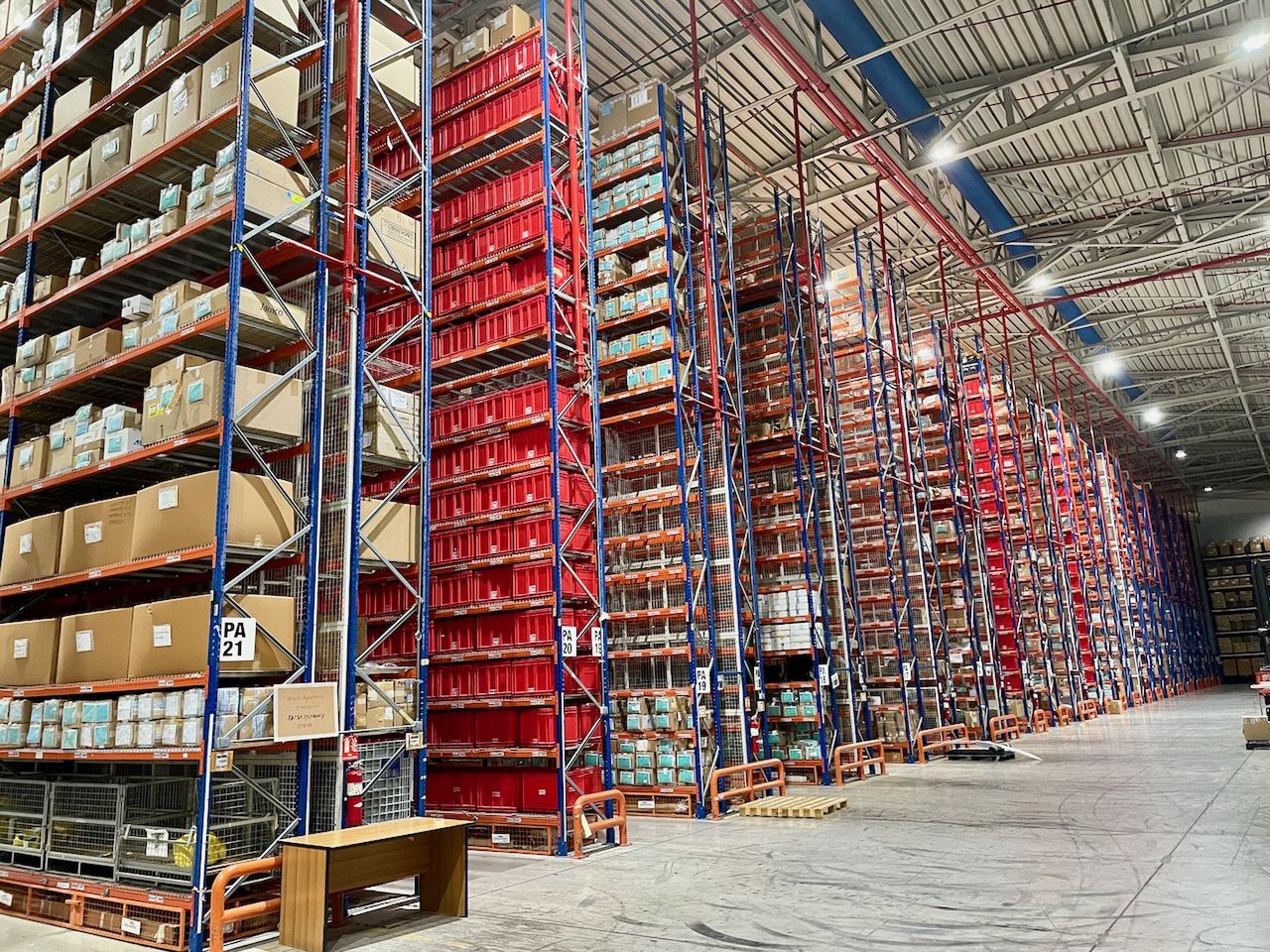 Magazyn części zamiennych Emirates w Dubaju