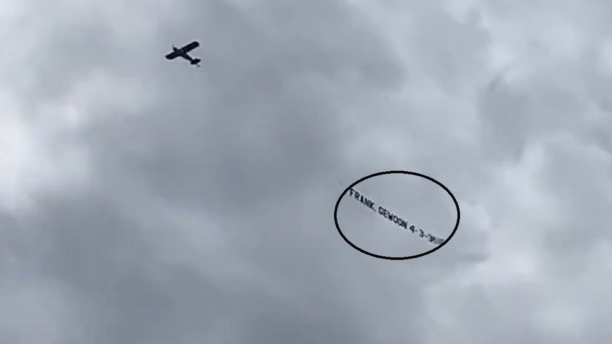 Zdjęcie okładkowe artykułu: Twitter / Twitter / Samolot z apelem do trenera