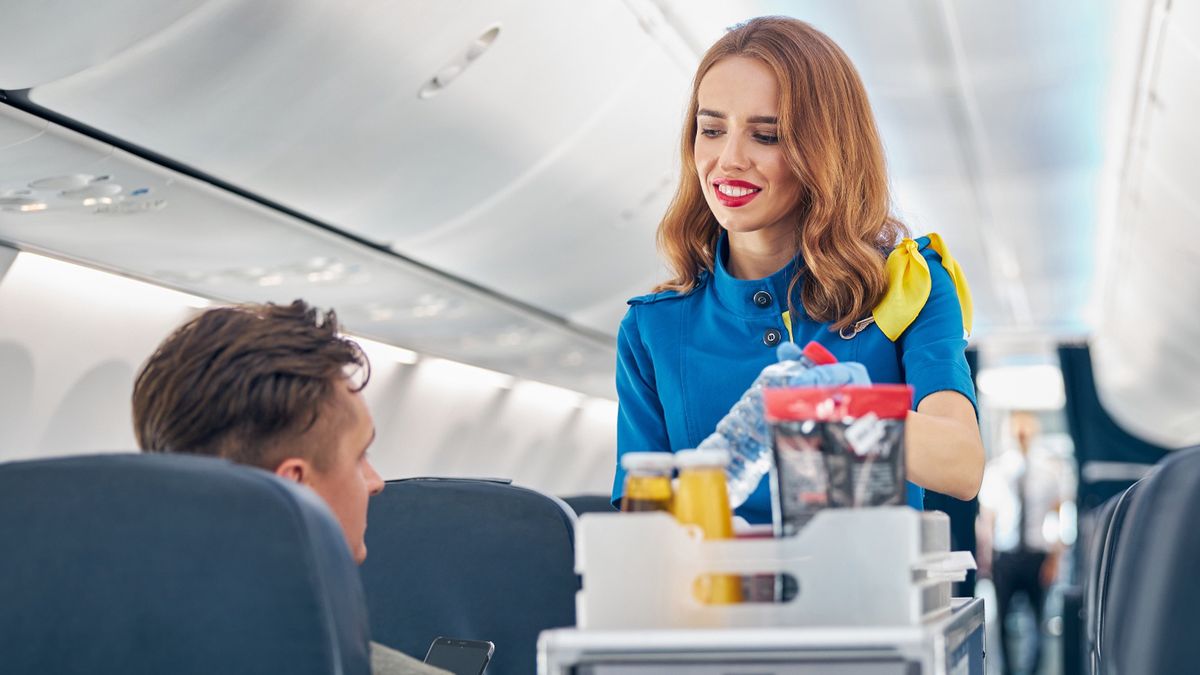 Niektórzy pasażerowie brzydzą się pić kawy w samolocie 