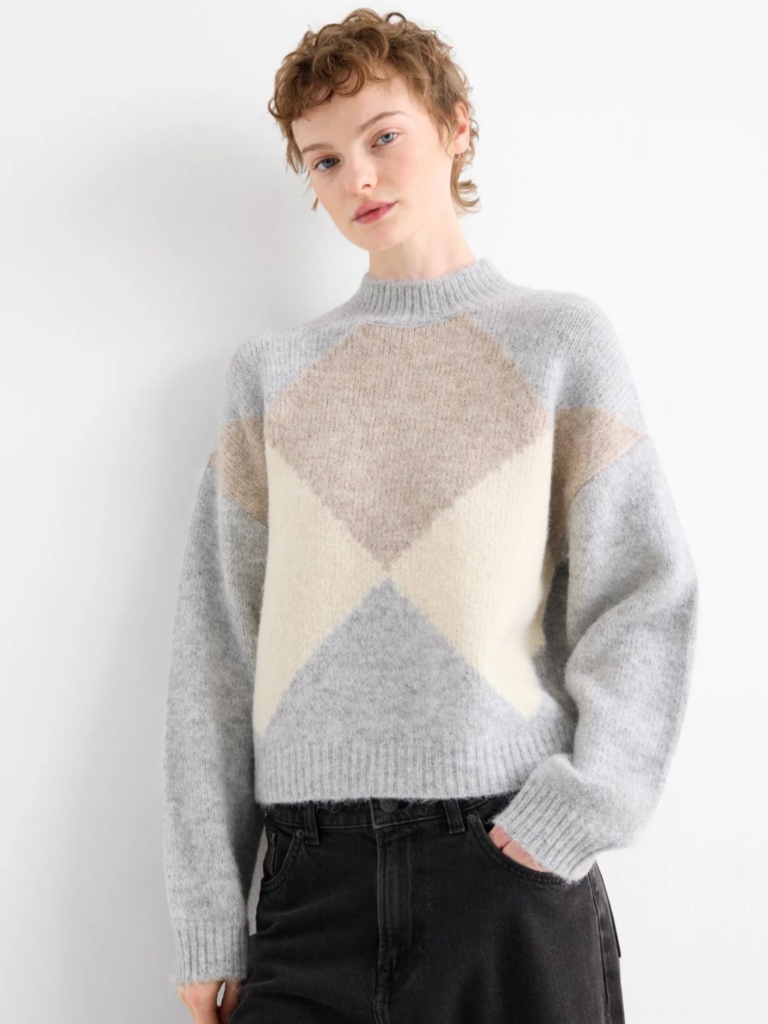 Sweter w duże romby w azteckim stylu z kolekcji C&A.