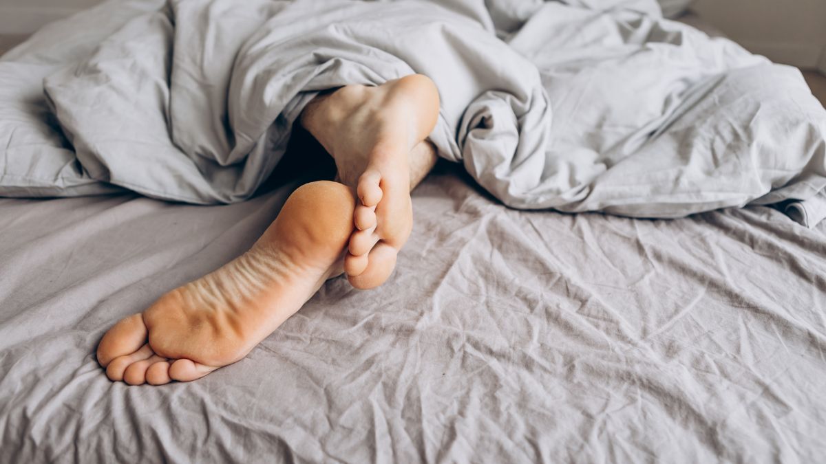 Dlaczego wystawiamy stopy spod kołdry?