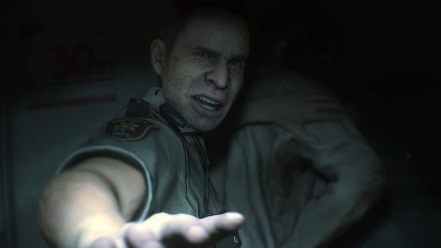 Resident Evil 2 Remake - policjant trzyma zombie