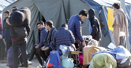 Fala migracyjna uderza w Berlin. Zamieniają lotniska w hotele awaryjne