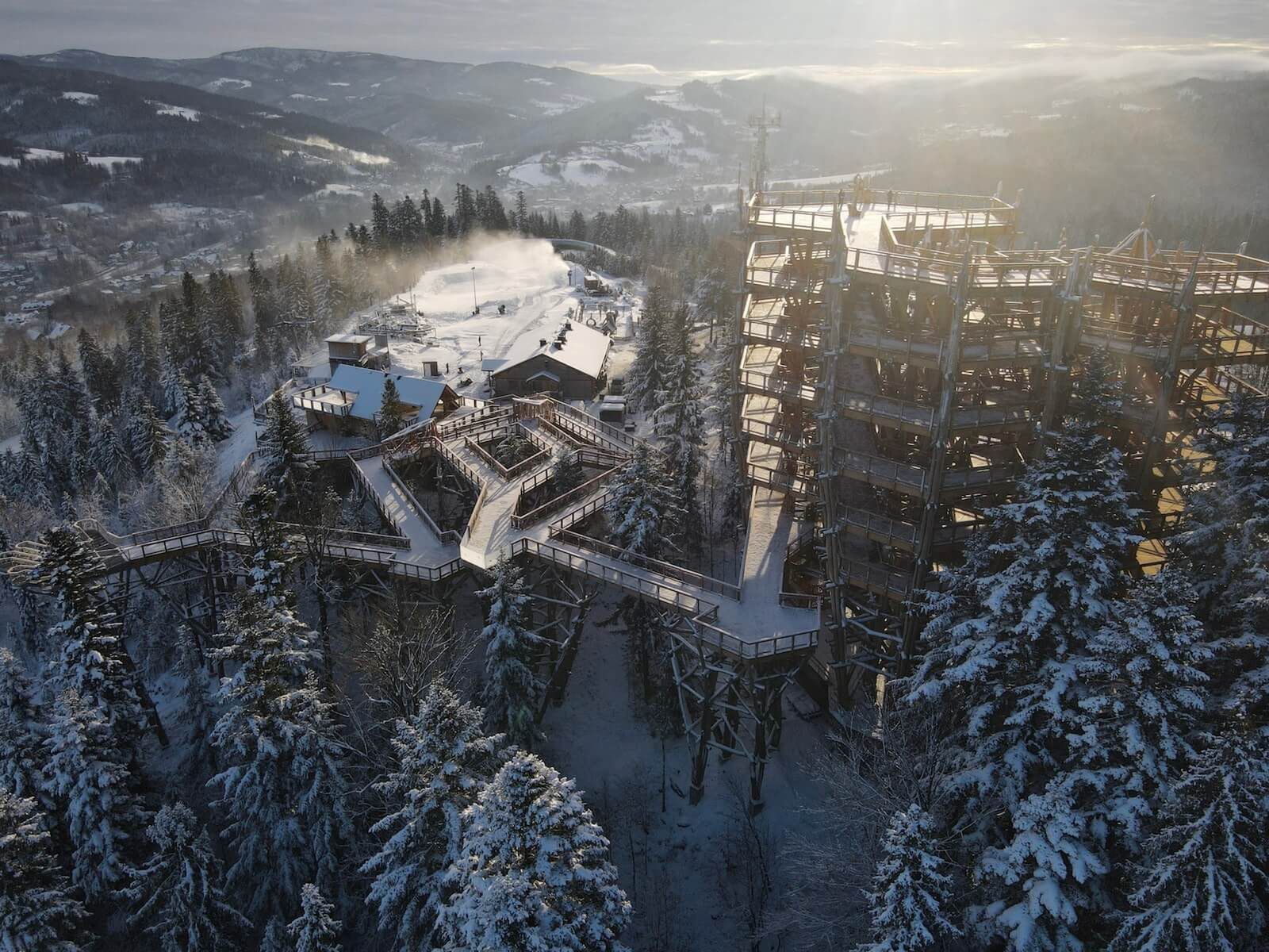 Wieża w Wiśle z lotu ptaka