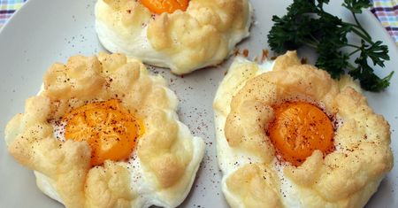 Wyglądają jak z drogiej restauracji, a kosztują grosze. Tak podane jajka są lżejsze niż omlet