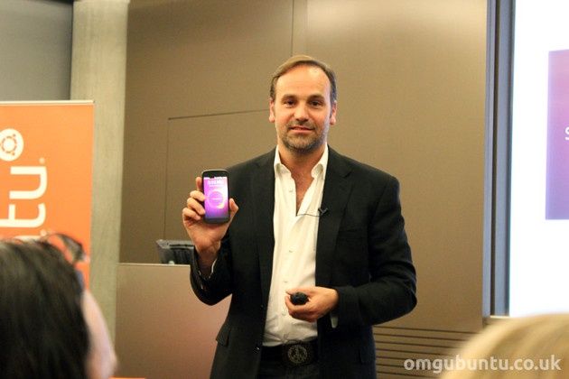 mark shuttleworth ubuntu phone os canonical londyn prezentacja zapowiedź premiera smartfon październik