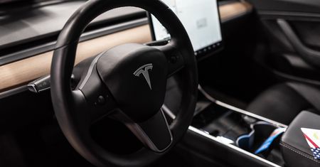 W Tesli odpadła kierownica. Auto ledwo wyjechało z fabryki