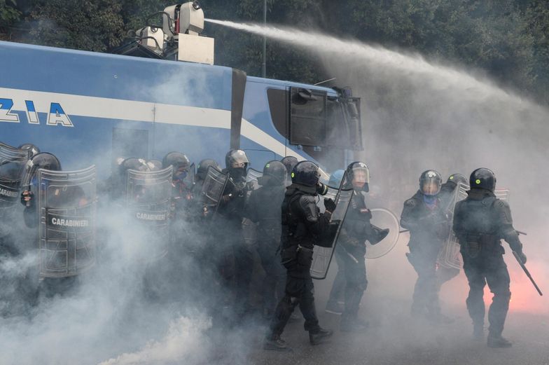 Zamieszki w Neapolu. Policja użyła armatek i gazu łzawiącego