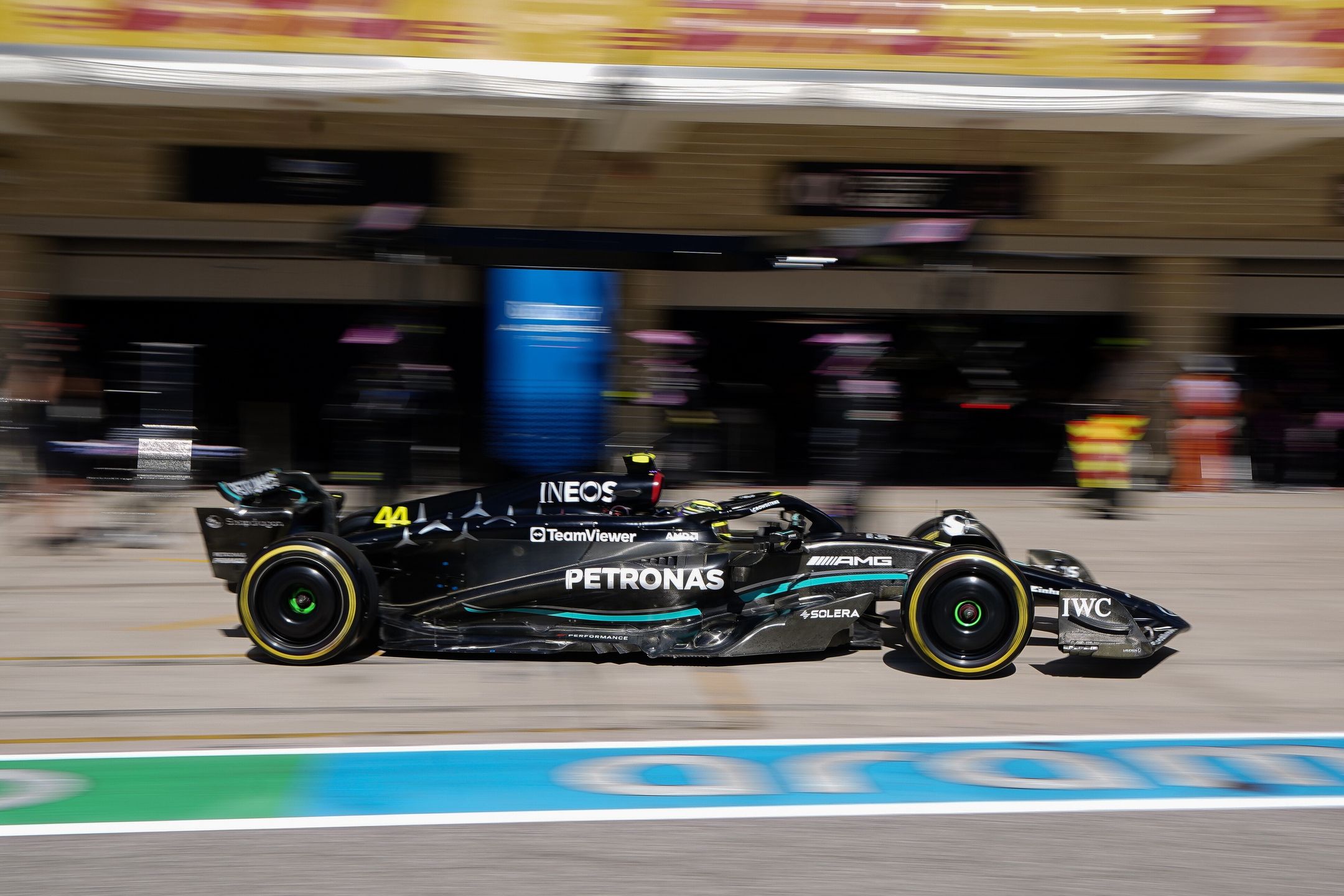 British driver Lewis Hamilton of Mercedes-AMG Petronas exits a pit stop during the 2023 Formula 1 Grand Prix of the United States at the Circuit of the Americas in Austin, USA, 22 October 2023. EPA/SHAWN THEW / POOL Dostawca: PAP/EPA.