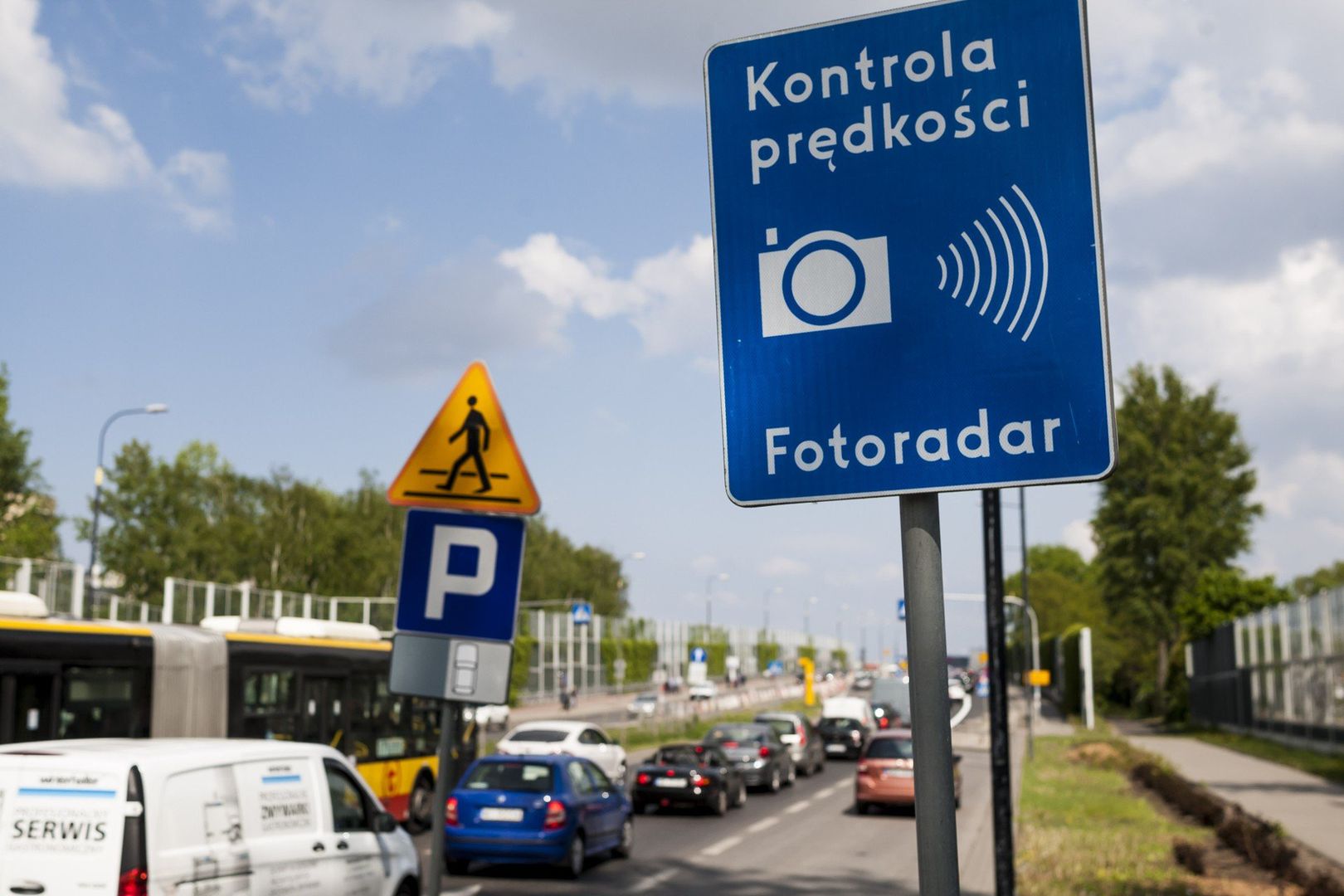 Fotoradary to nie tylko narzędzia kontroli i karania kierowców za przekroczenie prędkości. Ich głównym celem jest zwiększenie bezpieczeństwa na drogach poprzez edukację i uświadamianie kierujących o konsekwencjach niebezpiecznej jazdy.Znajomość lokalizacji fotoradarów to cenna wiedza dla każdego kierowcy. Nie chodzi tu jedynie o unikanie mandatów, ale przede wszystkim o zachowanie bezpieczeństwa na drogach.Sprawdź, gdzie są fotoradary w Wielkopolsce!