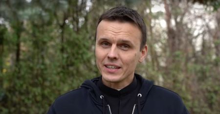 "Nie jesteś kiełbasą, żeby się przeżegnać". Popularny ksiądz znów zaskakuje