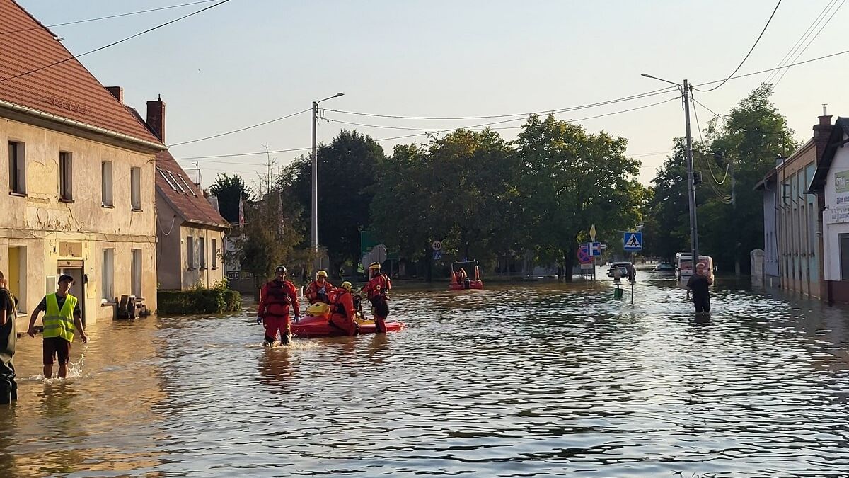 Strażacy w zalanej miejscowości - powódź 2024